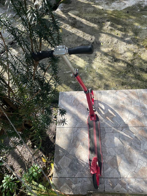 Красный самокат, белый самокат