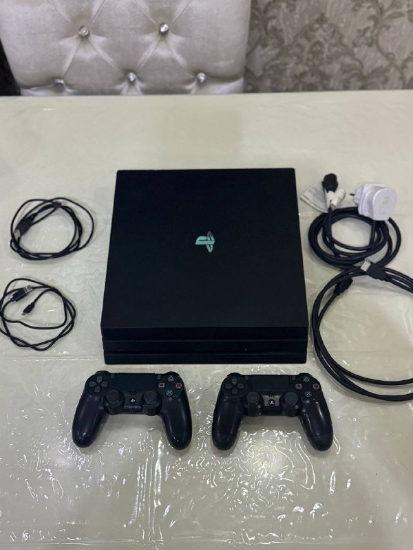 Playstation 4 Pro, 2 контроллера, кабели