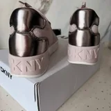 Женские сникерсы DKNY 37 размера 4