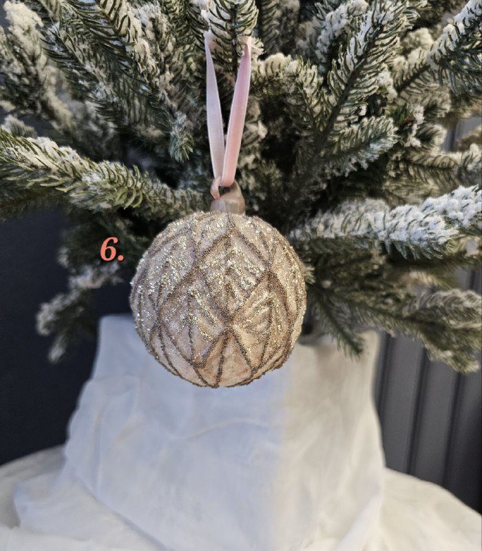 Новогодний декор: шары, украшения, бант, елка в снегу 3