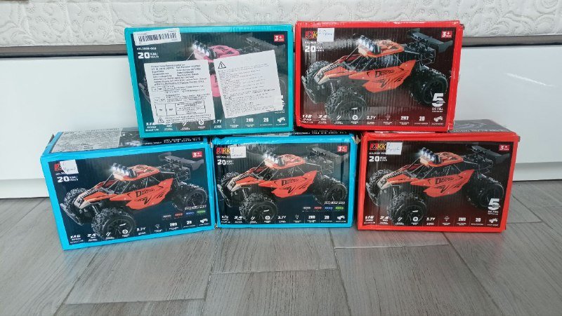 Набор из 5 разноцветных джипов на пульте управления 7