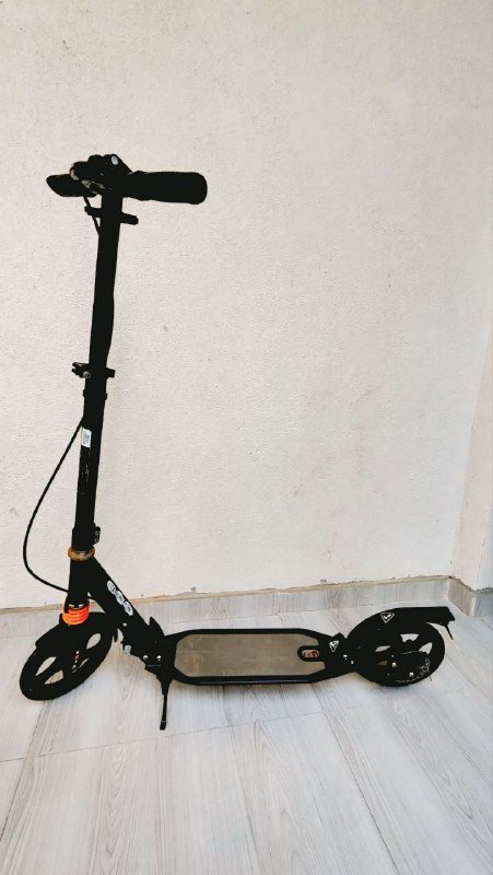 Два универсальных самоката разных цветов