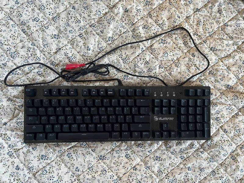 Стол, клавиатура, лампа, набор кастрюль 4