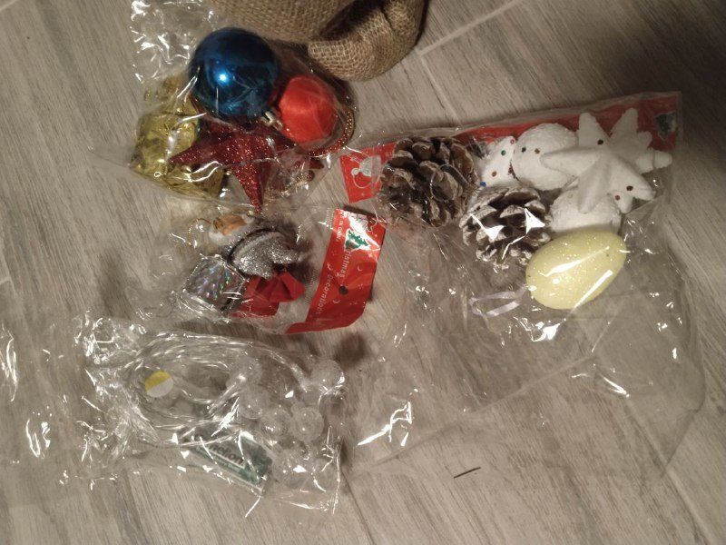 Коврики для ванной, удлинитель, книга, ёлка с игрушками, вешалки 5