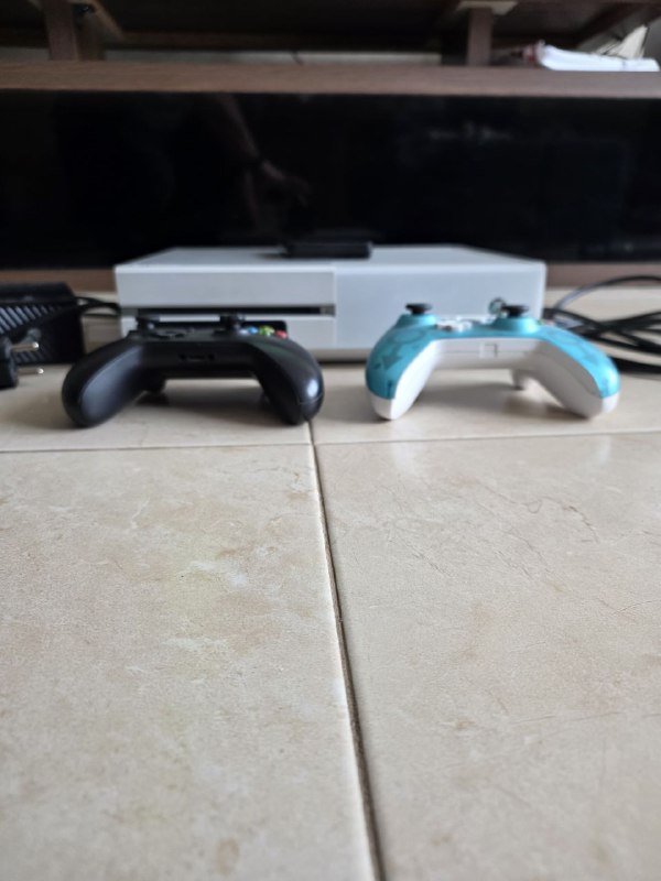 Xbox One 500 GB, 2 геймпада, блок питания, HDMI, внешний HDD ADATA