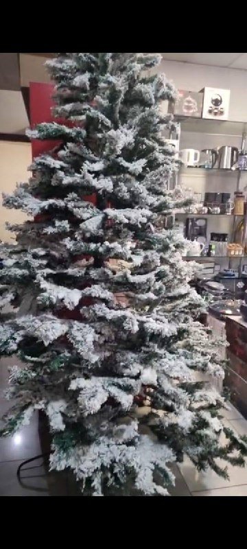 Белая елка 2,70 м, Зеленая елка 1,80 м и 2,10 м