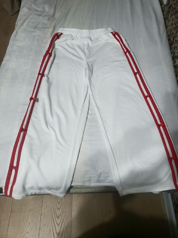 Белые спортивные штаны с красными полосами
