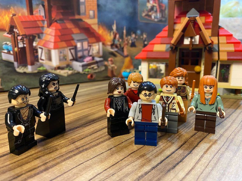 Конструктор Лего Гарри Поттер набор Нора 1098 деталей 4
