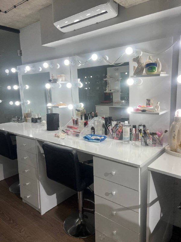 Три столика для макияжа