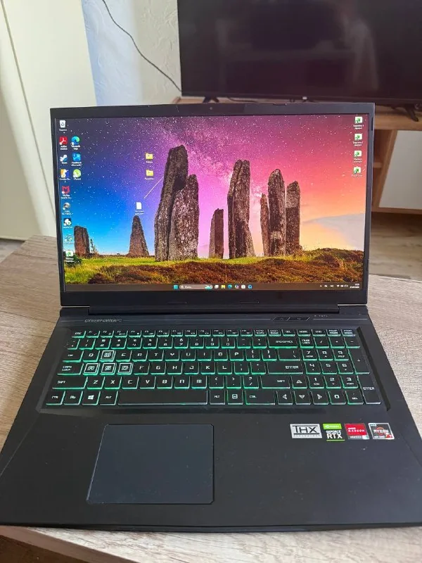 Игровой ноутбук CyberPowerPC Tracer V Gaming R17G 1