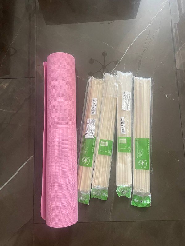 Коврик для фитнеса, деревянные палочки для декора, клеевой пистолет