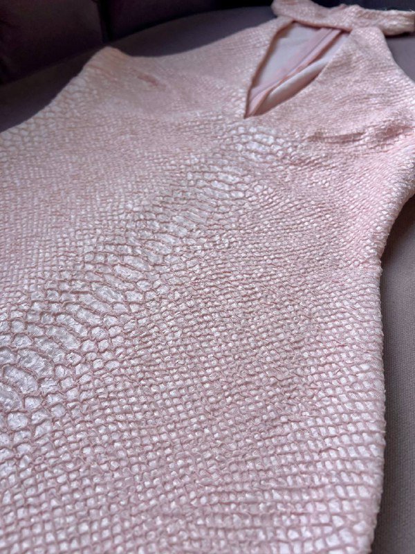 черное бандажное платье с кружевом, грязно розовое платье с принтом