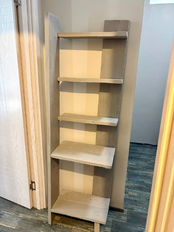 Самодельный стеллаж из дерева