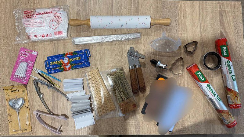 Набор кухонных мелочей и аксессуаров одноразовые перчатки, скалка, пакеты для запекания, орехокол, формочки для печенья
