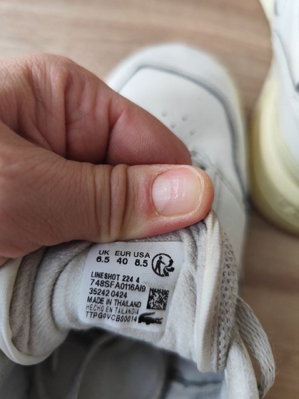 Кроссовки Lacoste белые, джинсы Zara, зимняя шапка 9