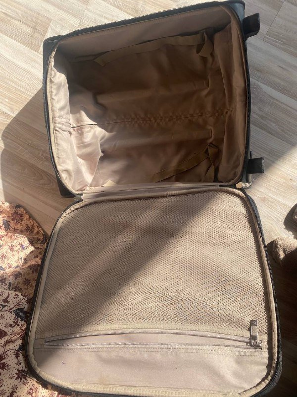 Черный чемодан Samsonite, белый чемодан IT 2