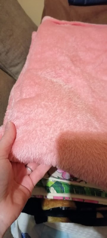 Деревянный стеллаж со 5 полками, пледы розовый и серый 2