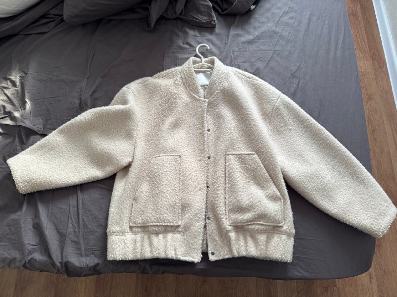 Куртка красная Jaquelin, Куртка плюшевая Mango, Куртка серая H&M, Ботинки Bershka 2