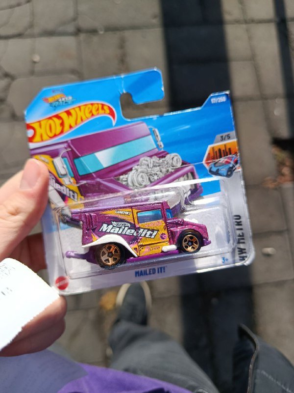 Машинка Hot Wheels с значком TH