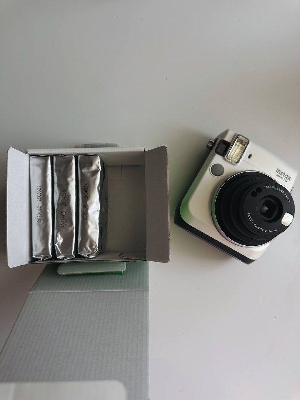 Instax Mini 70 фотоаппарат с тремя наборами картриджей и чехлом 2
