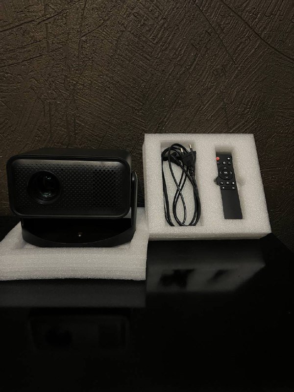 Проектор с пультом и кабелем 2