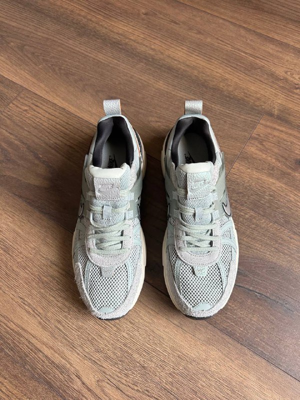 Кроссовки nike v2k run US 11 UK 8.5 новые 2