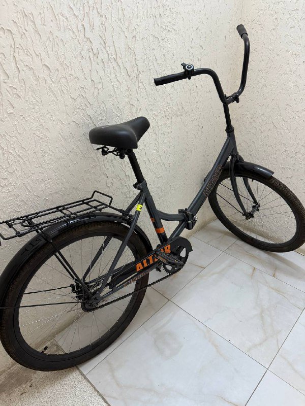 2 прогулочных велосипеда и ручной насос