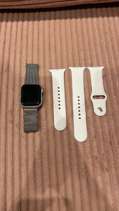 Apple Watch SE2, ремешки, зарядка 1
