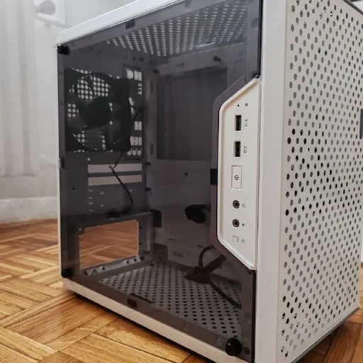 Компактный корпус Cooler Master Q300L белый