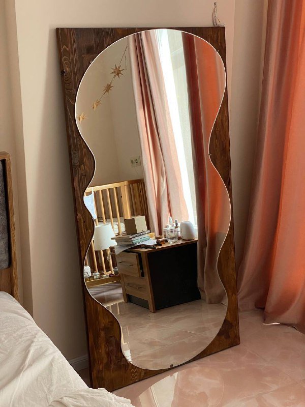 Зеркало в дереве, колбы стеклянные, вазы, поднос, сетка для фотографий, свечи в баночках