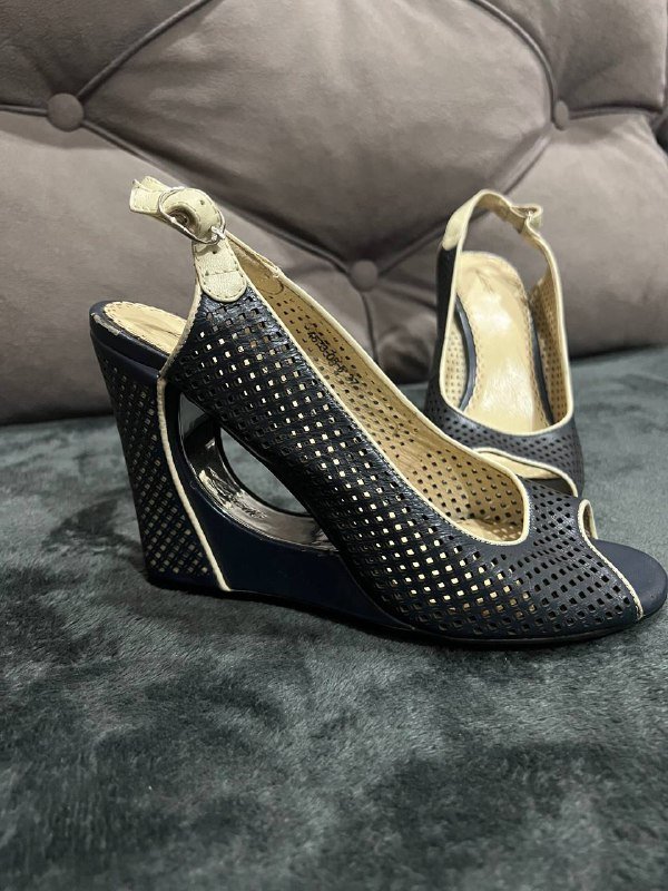 Кофта зеленая, джинсовая юбка, шлепки Lacoste, туфли на танкетке, кроссовки Calvin, черные туфли 7