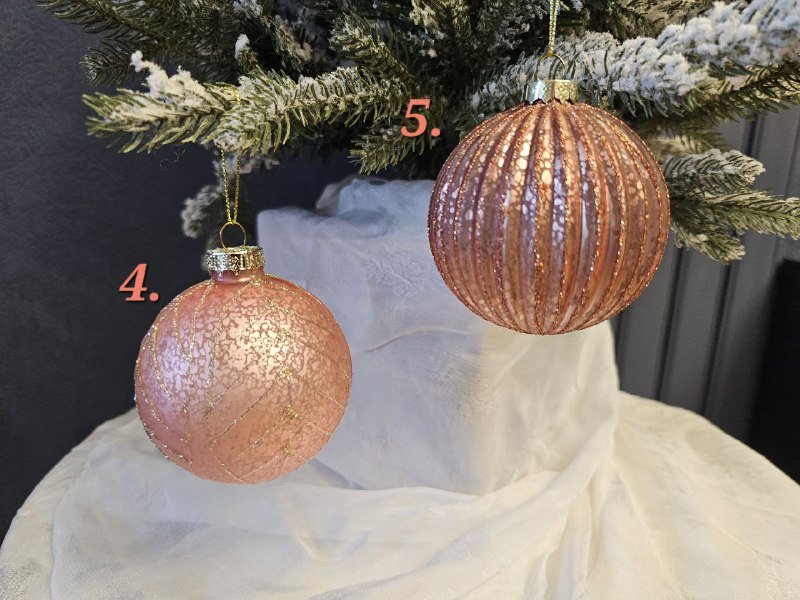 Новогодний декор: шары, украшения, бант, елка в снегу 2