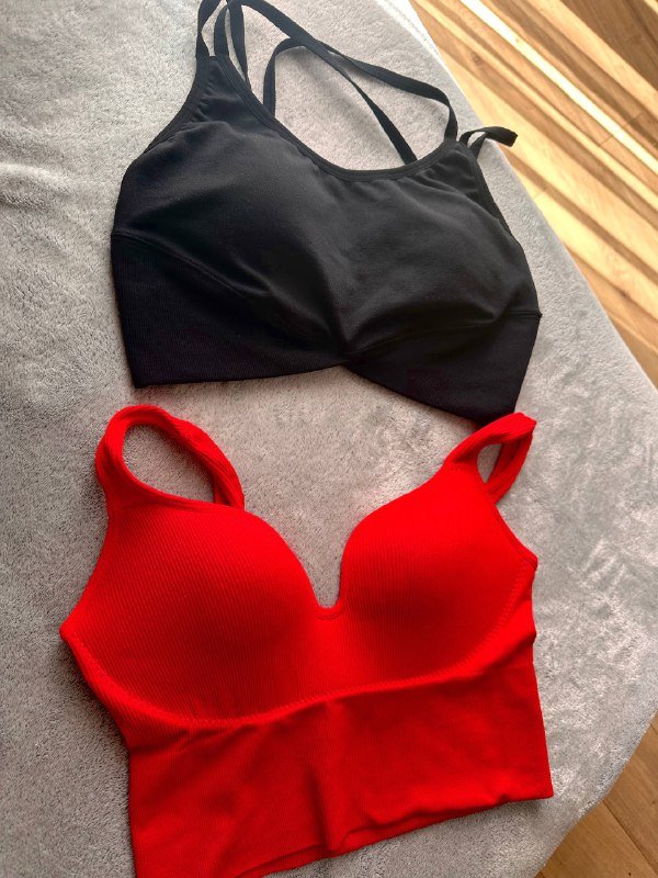 Два топа с чашками, туфли на высокой платформе