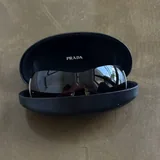 Сумки Guess, джинсы Pepe Jeans, очки Prada 6