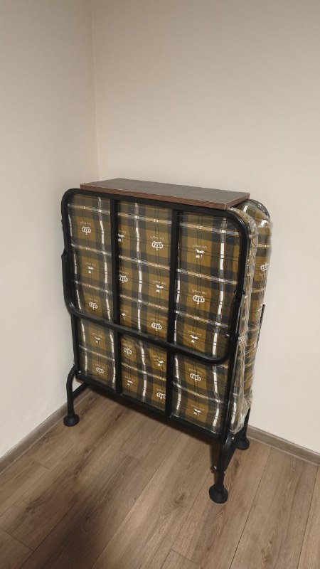 Раскладушка, компьютерное кресло, столы, детский стол с креслом