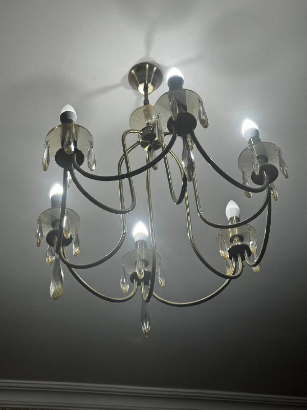 Люстра с недостающими камнями