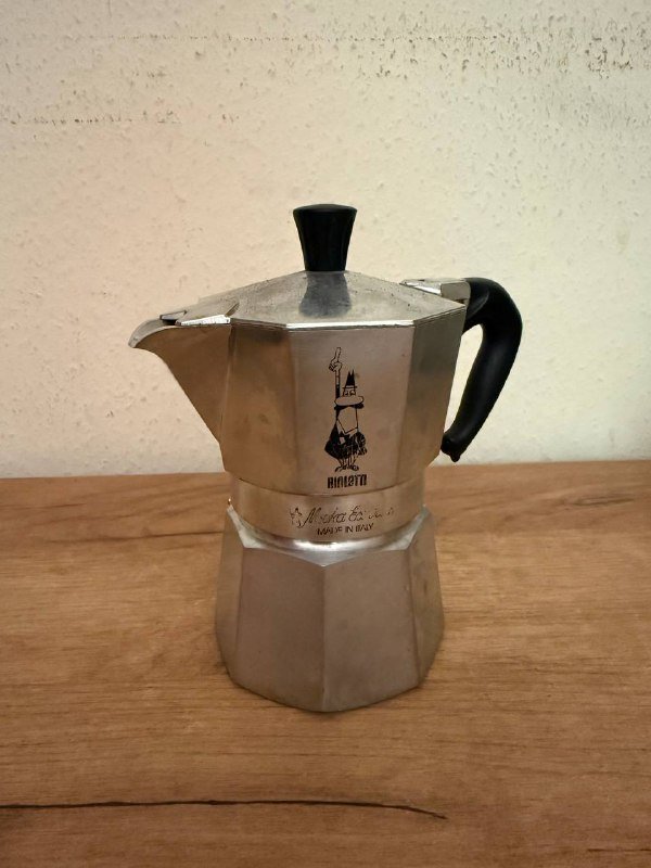 Графин, фарфоровый чайник, керамическая конфетница, разделочная доска, кофеварка, подсвечники, матрац, деревянный пенал 5