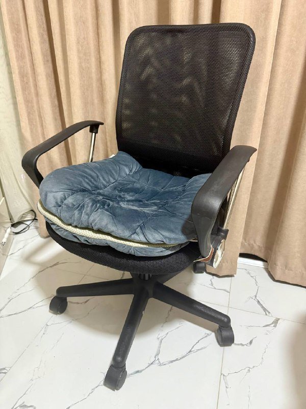 Офисное компьютерное кресло с подушкой
