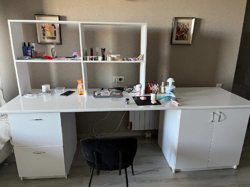 Большой белый стол со шкафчиками 2