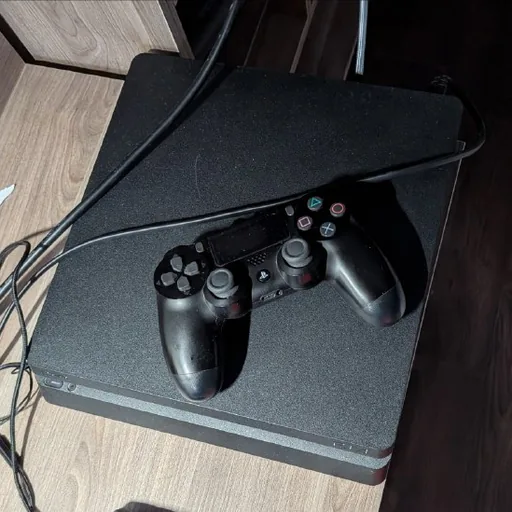PlayStation 4 Slim 1 ТБ с геймпадом