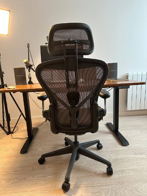 Стул Herman Miller Aeron размер B с подголовником и колесиками 3