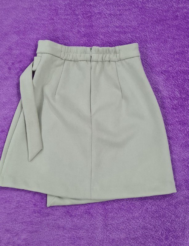 Молочная асимметричная юбка-трапеция из искусственной замши 3