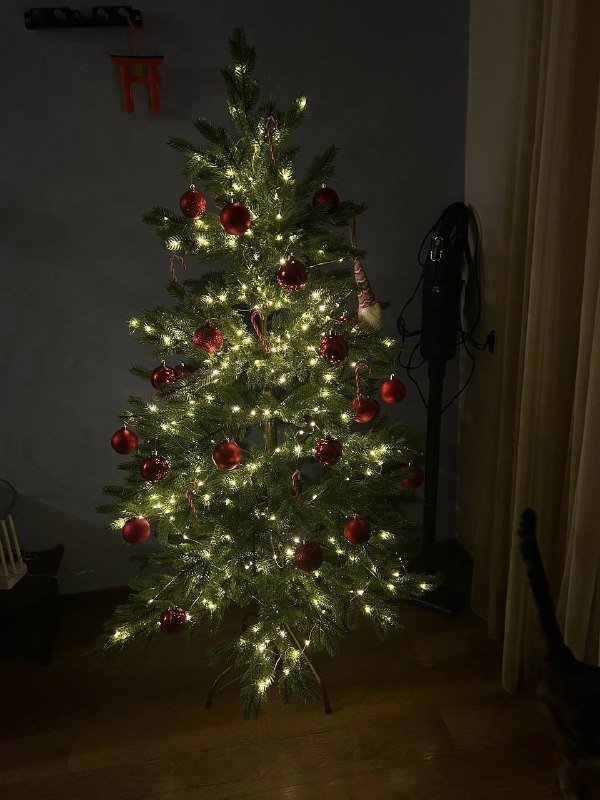 Елка искусственная с игрушками и гирляндой