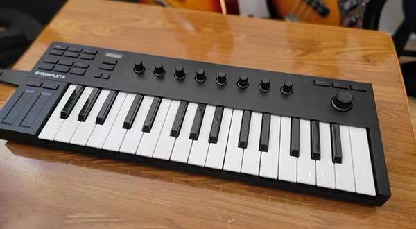 Komplete Kontrol m32 MIDI клавиатура