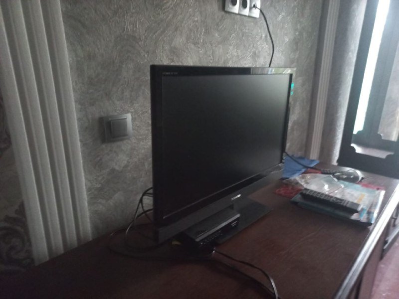 Небольшой телевизор со приставкой для цифрового ТВ 3