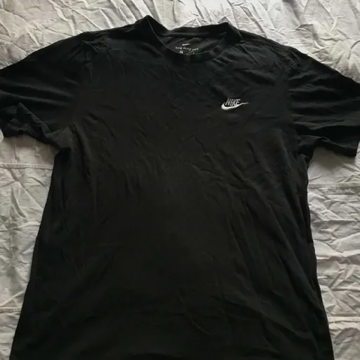Футболка Nike, джинсовые шорты