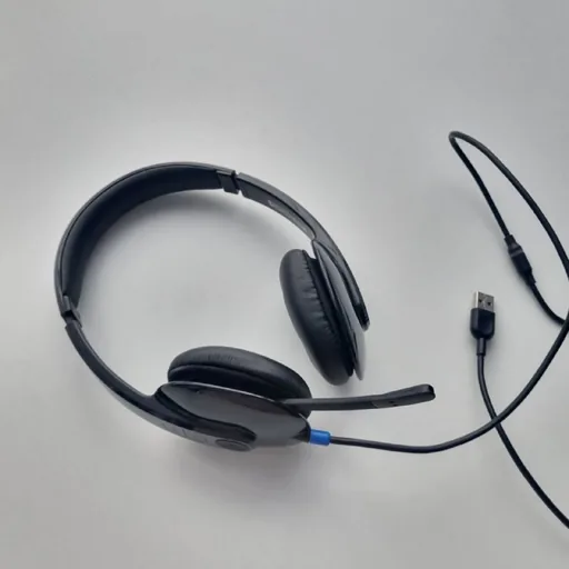 USB-гарнитура и эргономичная клавиатура Microsoft