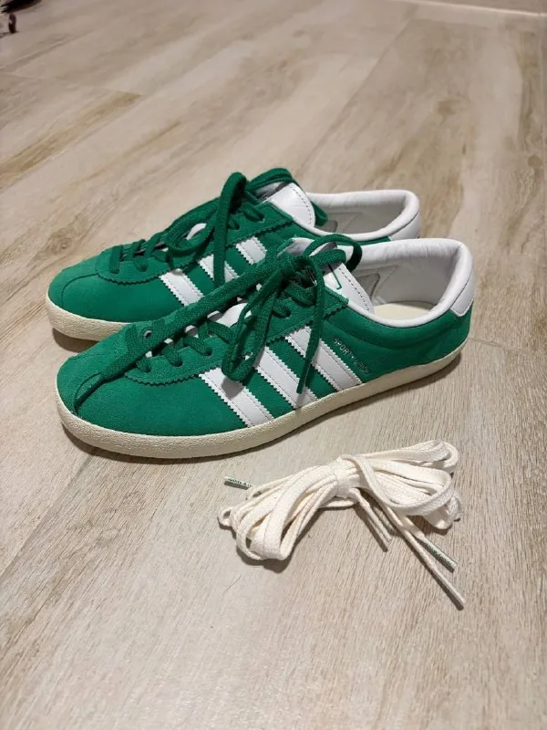 Женские кроссовки Adidas 1