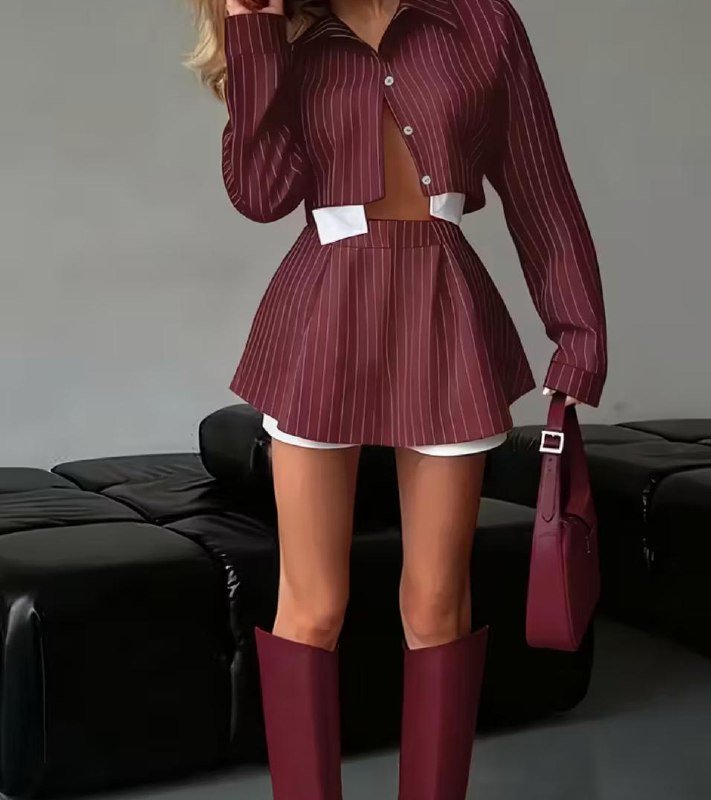 Женские костюмы красный, черный