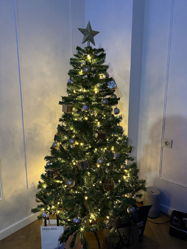 Искусственная ёлка с игрушками и гирляндой